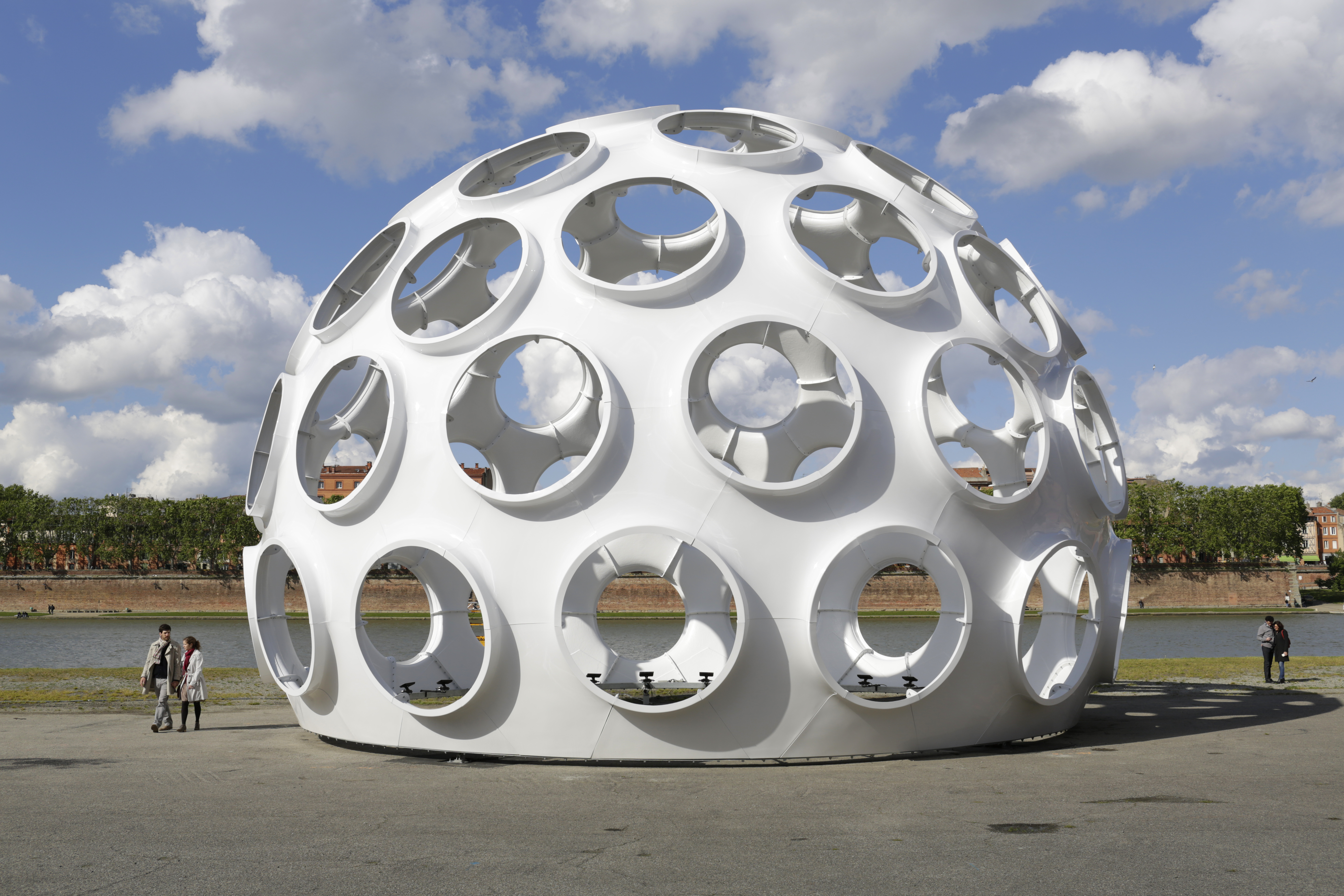 Buckminster Fuller, 50 Foot Fly’s Eye Dome, 1980, crédit Nicolas Brasseur, Festival international d'art de Toulouse,2013