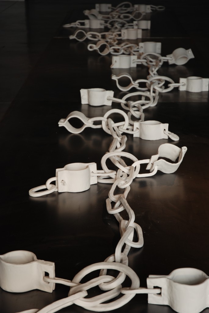 entrave de groupe, 2012, sculpture, porcelaine, 11 m de long