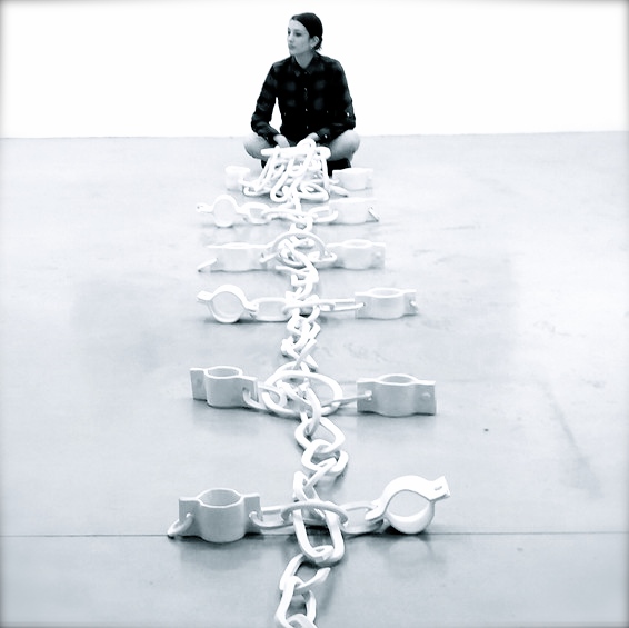 Rachel Labastie devant son oeuvre.