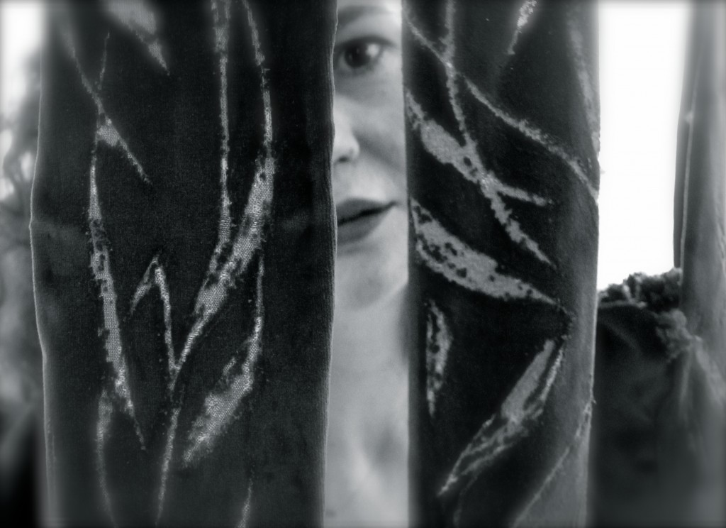 L'artiste Maro Michalakakos derrière son oeuvre de tissu.