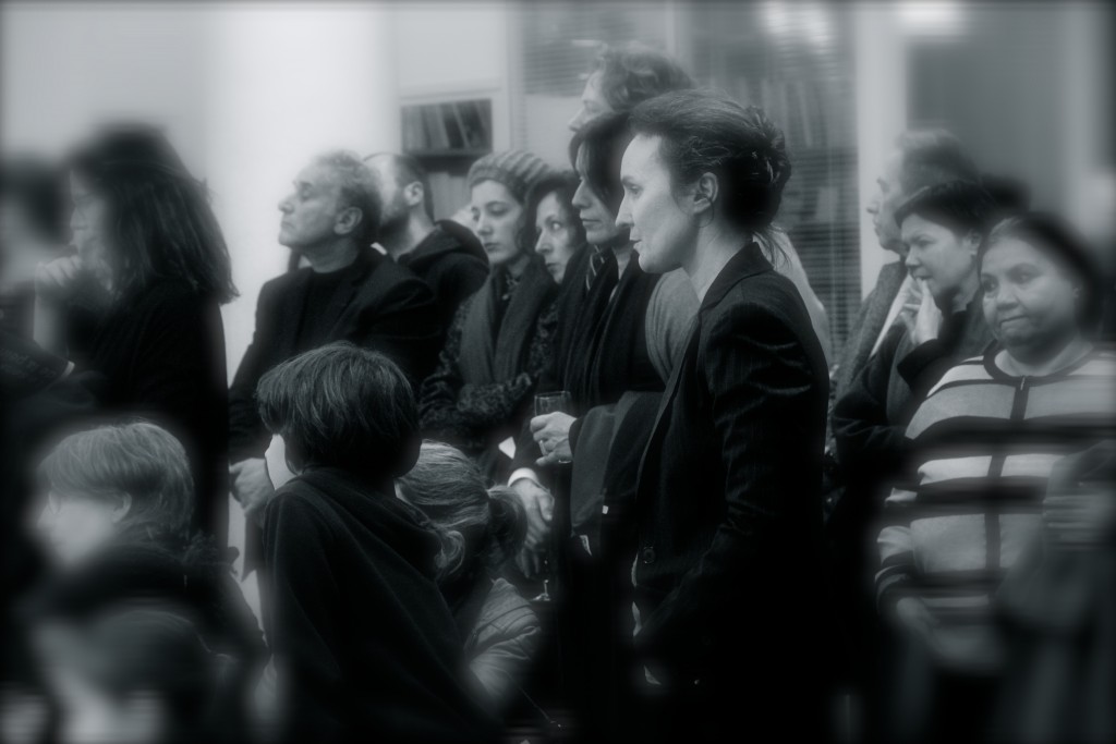 La directrice de La Terrasse de Nanterre, Sandrine Moreau au milieu du public