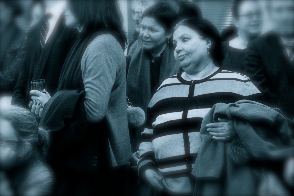 Une femme parmi le public