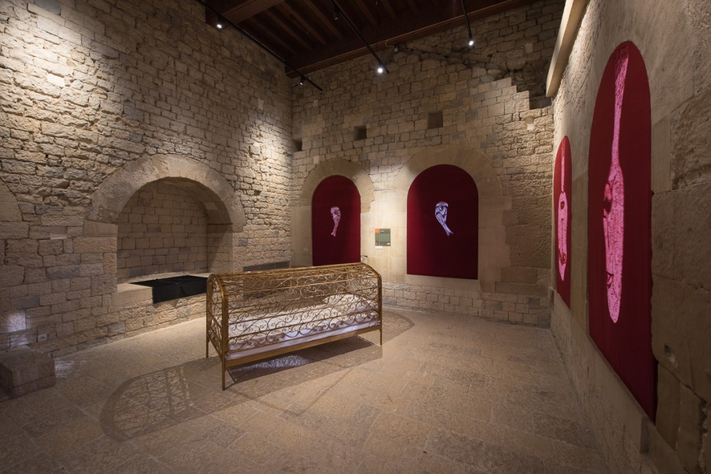 Maro Michalakakov, Château des Adhémar, "Matières à rêver...". Photo Isabelle Chapuis.